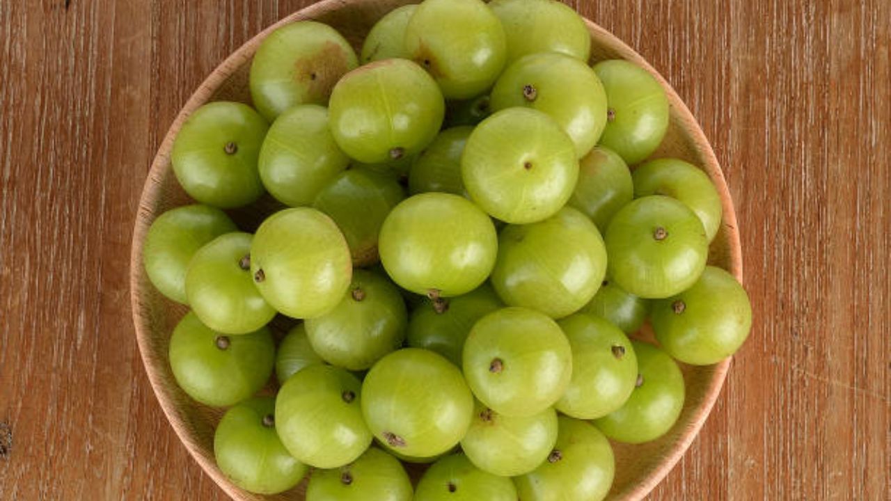 अँटी-ऑक्सिडंट्स आणि विटामिन सी ने समृद्ध असलेल्या आवळ्याचे सेवन केल्याने त्वचा निरोगी राहते. तसेच केसांना देखील फायदे होतात. त्वचावरील काळे डाग कमी होतात. 