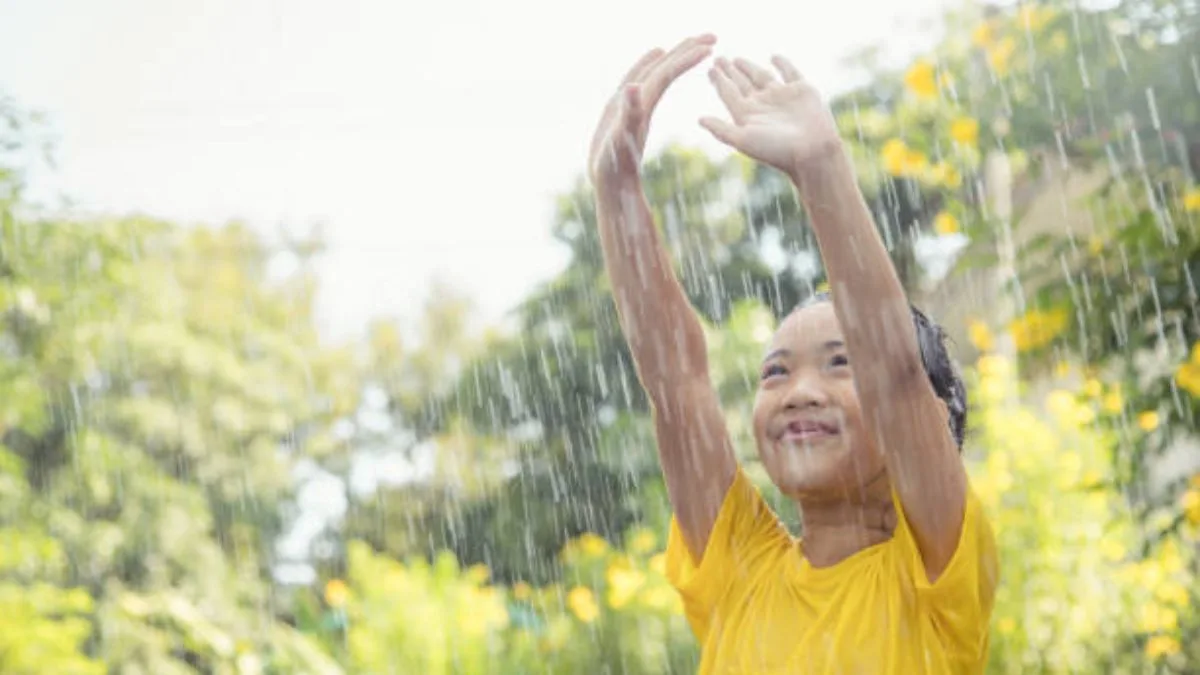 पावसाळ्यात लहान मुलांना साथीच्या आजारांपासून वाचवण्यासाठी ‘अशा’ पद्धतीने घ्या मुलांची काळजी