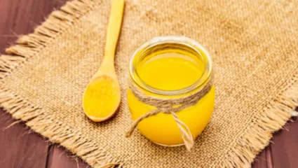 कोमट पाण्यात एक चमचा गाईचे तूप टाकून प्यायल्यास आरोग्याला होतील गुणकारी फायदे