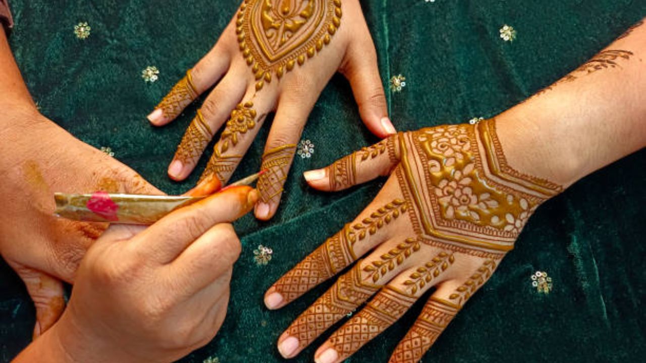 बकरी ईदला हातावर काढा ‘या’ सुंदर डिझाइन्सची मेहंदी, हातांचे सौंदर्य आणखीन दिसेल खुलून