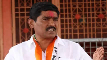 बीडचे नवनिर्वाचित खासदार बजरंग सोनवणे यांच्या ताफ्यातील गाडीला अपघात
