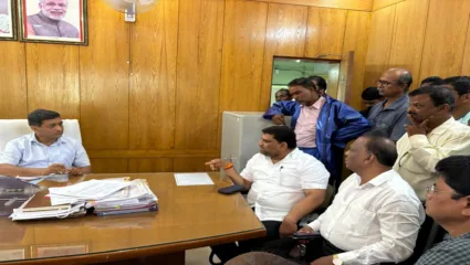 संतापलेल्या वीज ग्राहकांचा महावितरण अधिकाऱ्यांना घेराव