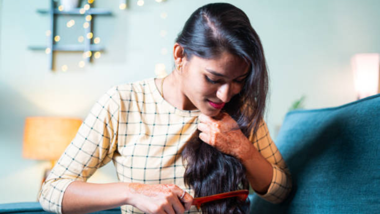 केस भिजल्यावर कोरडे करा (फोटो सौजन्य - iStock)
