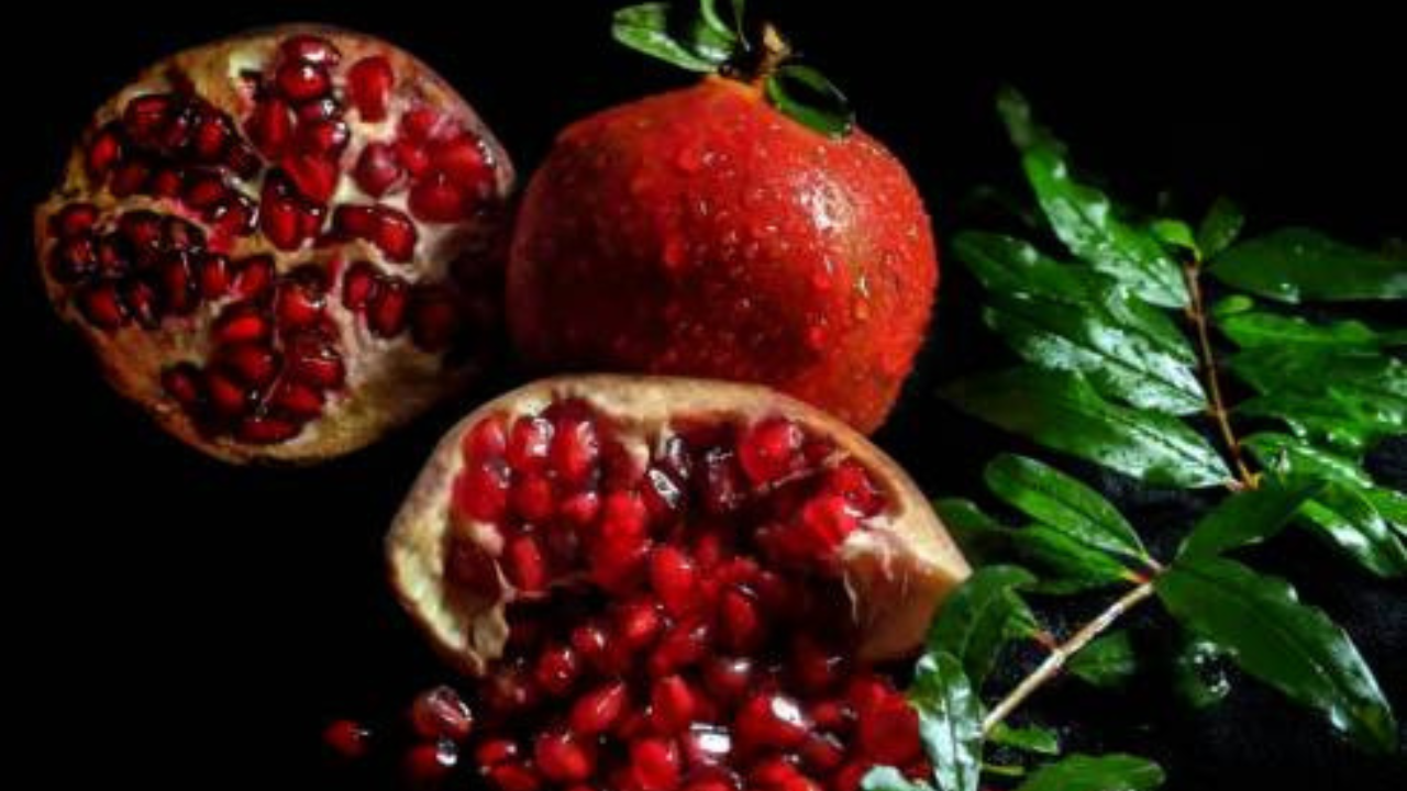 डाळिंबात विटामिन सी, विटामिन ए आणि लोह यांसारखे पोषक घटक आढळतात. यासोबतच डाळिंब शरीरातील हिमोग्लोबिन वाढवण्यात खूप मदत करते. दररोज सकाळी एक डाळिंब खाल्ल्यास ३० दिवसात योग्य परिणाम दिसतो. (फोटो सौजन्य - iStock)