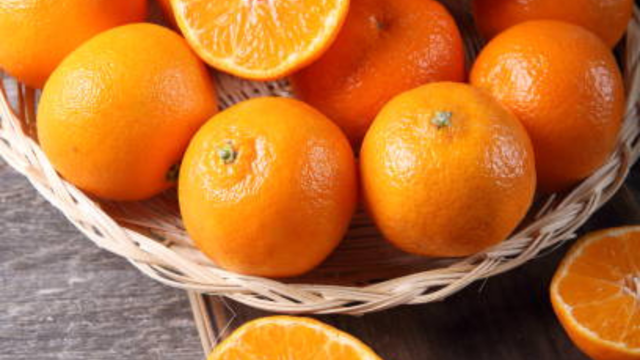 संत्र्यामुळे विटामिन सी मिळते, जे शरीरातील हिमोग्लोबिनची कमतरता दूर करते. तसेच ते खाल्ल्याने शरीर हायड्रेट राहते.(फोटो सौजन्य - iStock)