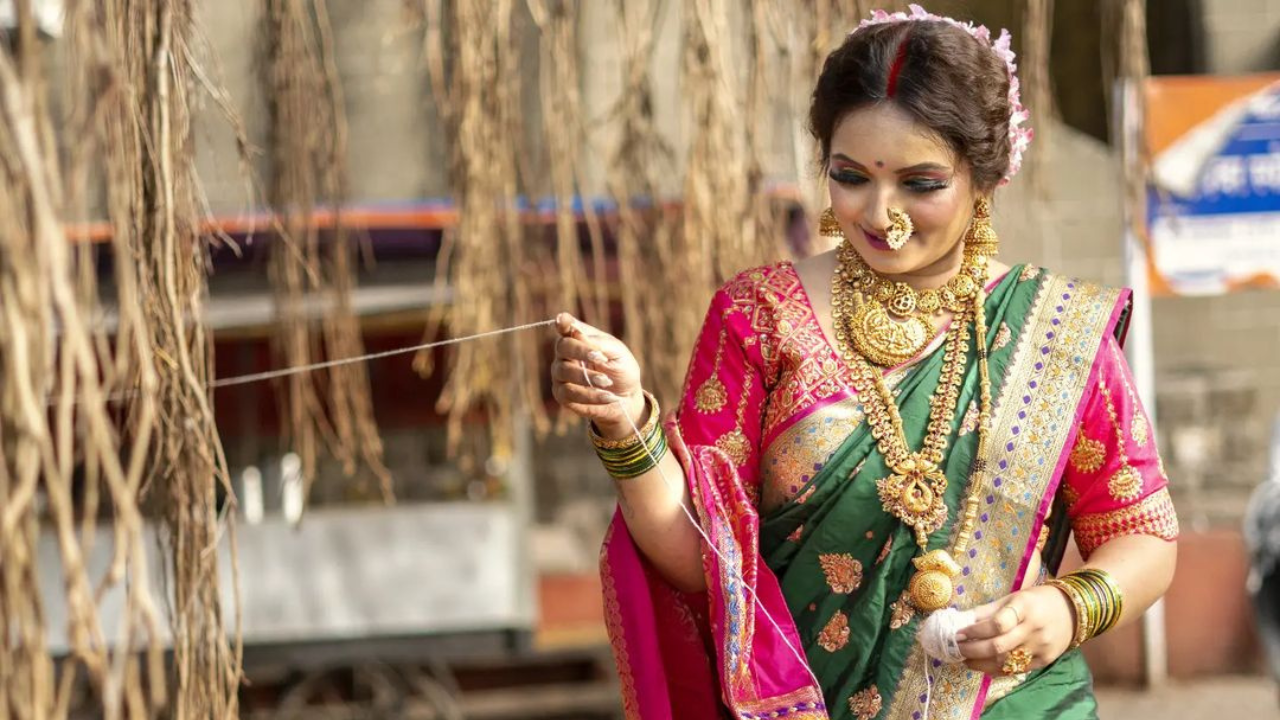 या वाणात पाच काळ्या मण्यांच्या माळीसह आंबा, जांभूळ, करवंद, फणस, केळ ही फळे दिली जातात
