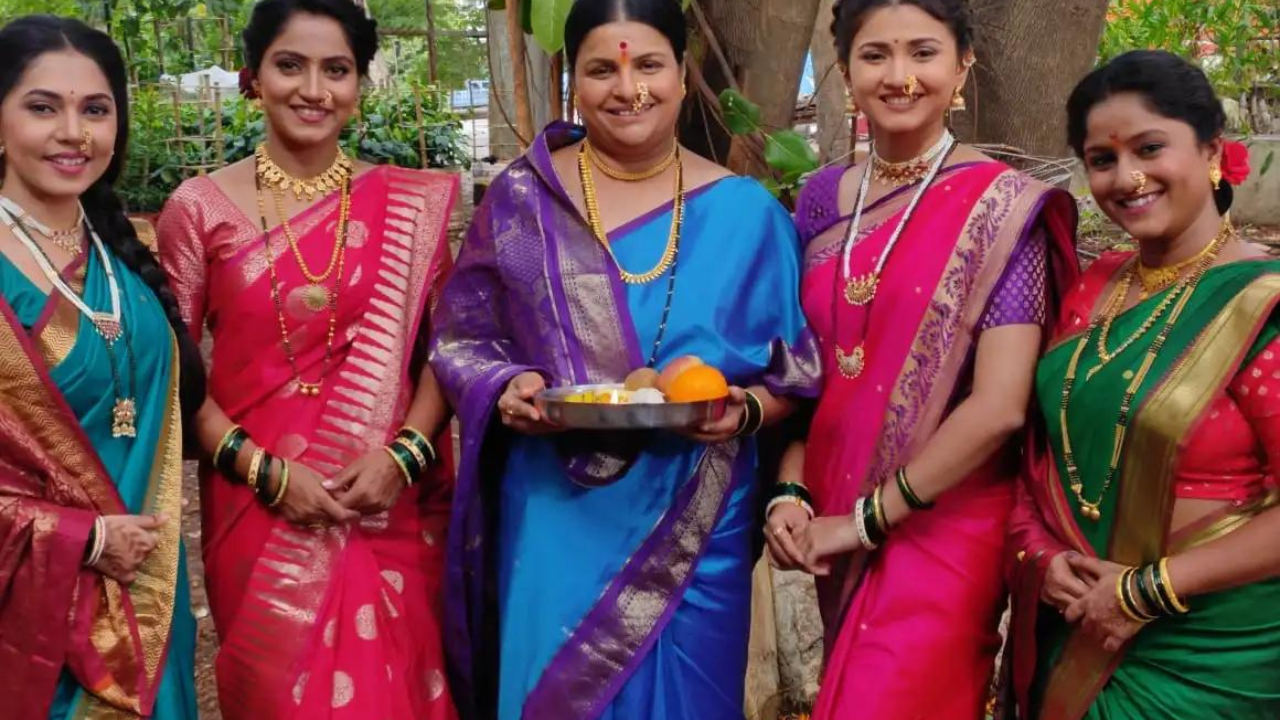 वटपौर्णिमेच्या दिवशी स्त्रियांनी हिरव्या, लाल, गुलाबी आणि पिवळ्या अशा शुभ रंगाच्या साड्या परिधान कराव्यात 
