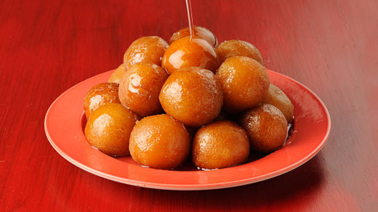 नंतर यात 2 चमचे तूप, अर्धा चमचा बेकिंग पावडर आणि थोडे मीठ टाकून मिक्स करा