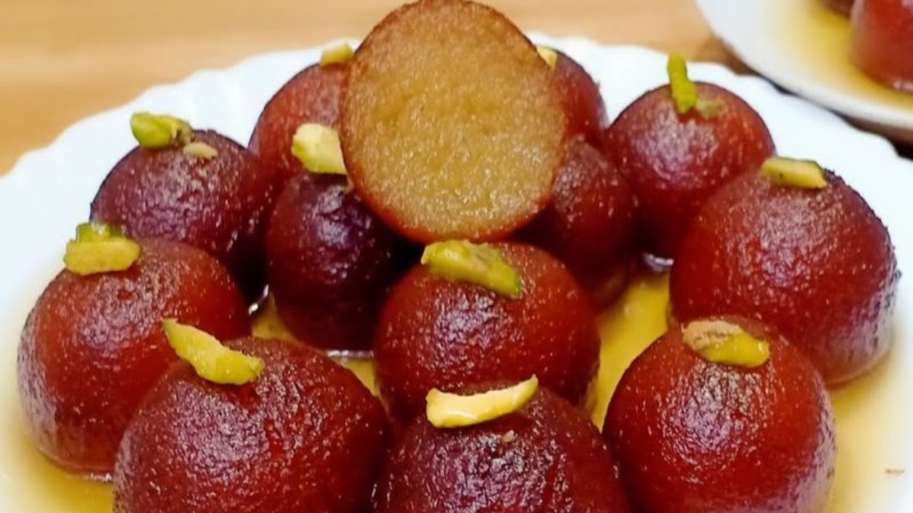 यांनतर हा चुरा एका भांड्यात काढून यात एक काप गरम दूध आणि अर्धा चमचा वेलची पूड घालून मिक्स करा