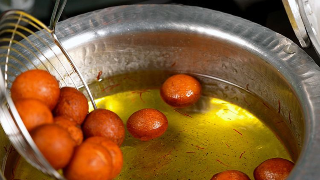 दुसरीकडे साखरेचा पाक तयार करून त्यात हे तयार गुलाबजाम टाका आणि काहीवेळ मुरायला ठेवा