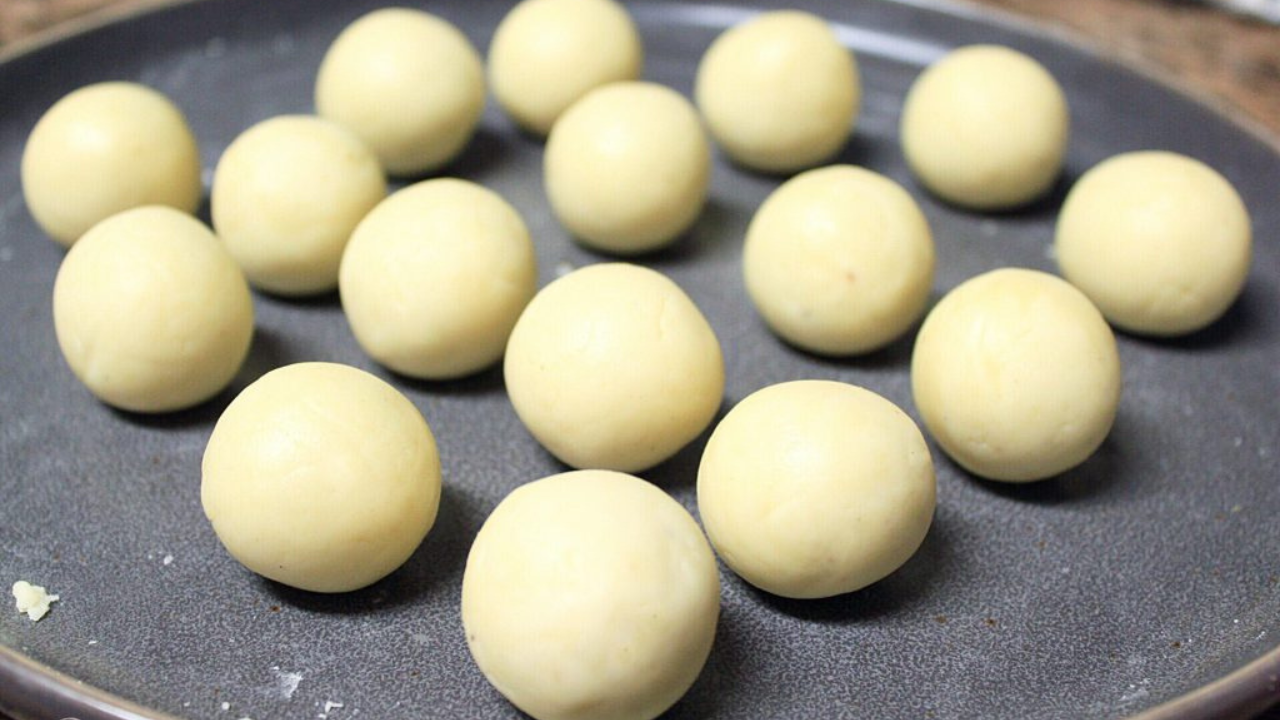 आता या पिठाचे गोल गुलाबजाम वळून घ्या आणि नंतर तेलात मध्यम आचेवर हे तळून घ्या