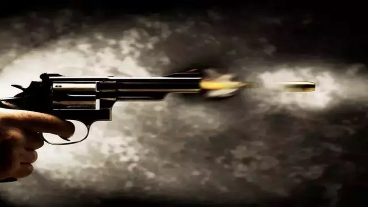 बहिण सतत टोमणे मारत होती, भावाची सटकली, त्याने केलं असं भयंकर कृत्य की रिव्हॉल्व्हरने… बहिण सतत टोमणे मारत होती, भावाची सटकली, त्याने केलं असं भयंकर कृत्य की रिव्हॉल्व्हरने…(फोटो सौजन्य-ट्विटर)