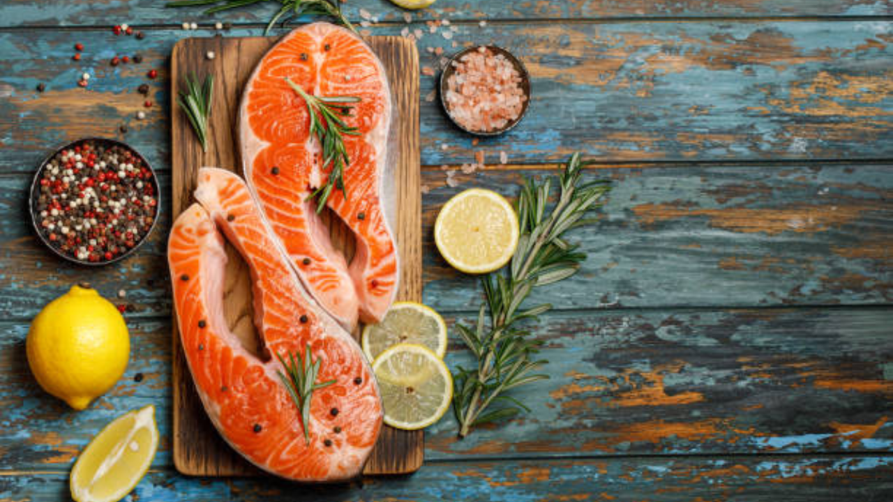 आहारात फॅटी फिशचा समावेश (फोटो सौजन्य - iStock)