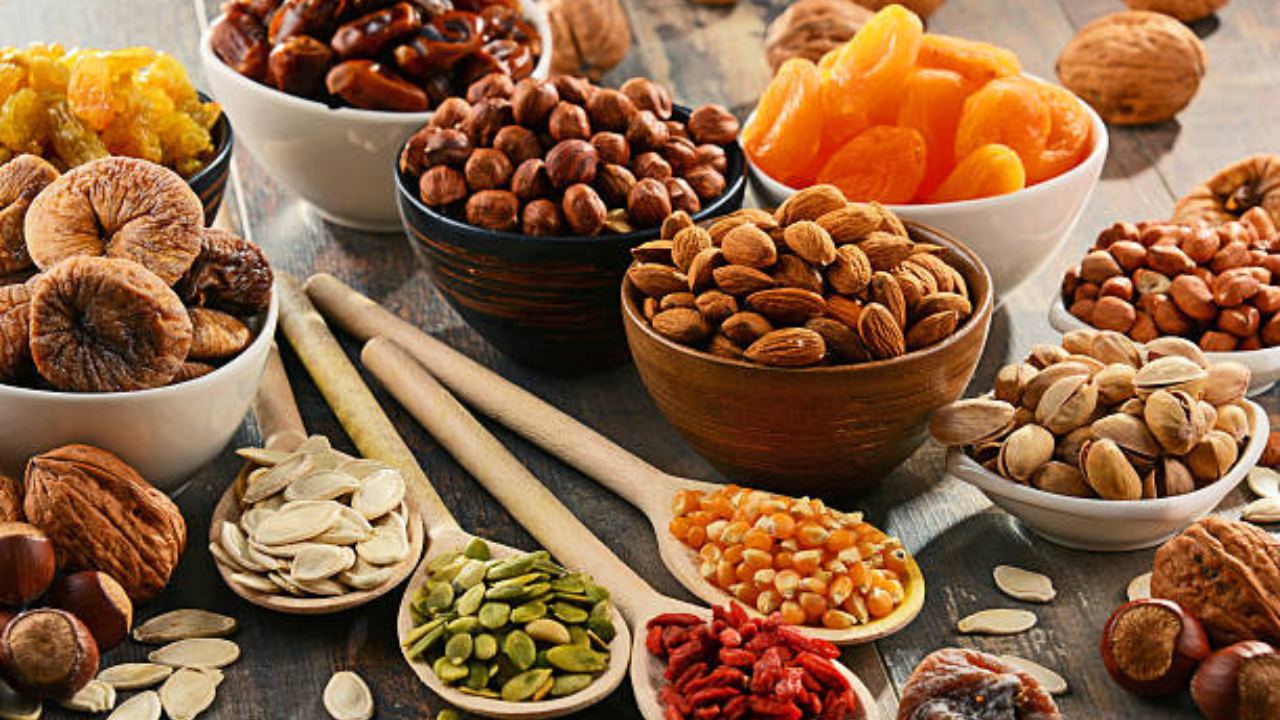 ताकद मिळण्यासाठी नट्स आणि बिया (फोटो सौजन्य - iStock)