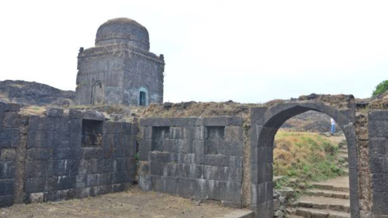 लोहगडचा किल्ला (फोटो सौजन्य - iStocK)