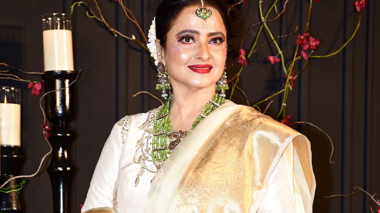 ग्रीन रंगाचा मोठा नेकलेसदेखील यावेळी लक्ष वेधून घेत होता. तिने ऑक्सिडाईज्ड आणि फ्लुरोसन असे कॉम्बिनेशन यावेळी मॅच केले होते