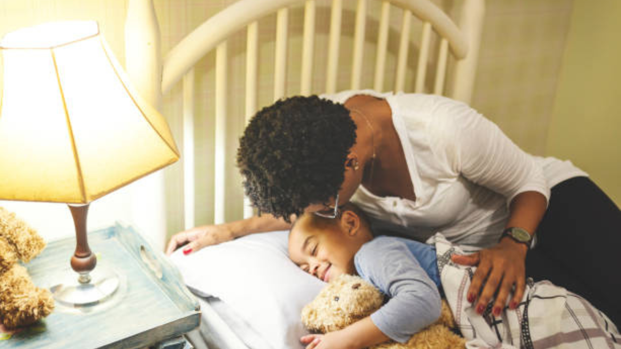 झोपेत बोलण्याचं कारण काय (फोटो सौजन्य - iStock)