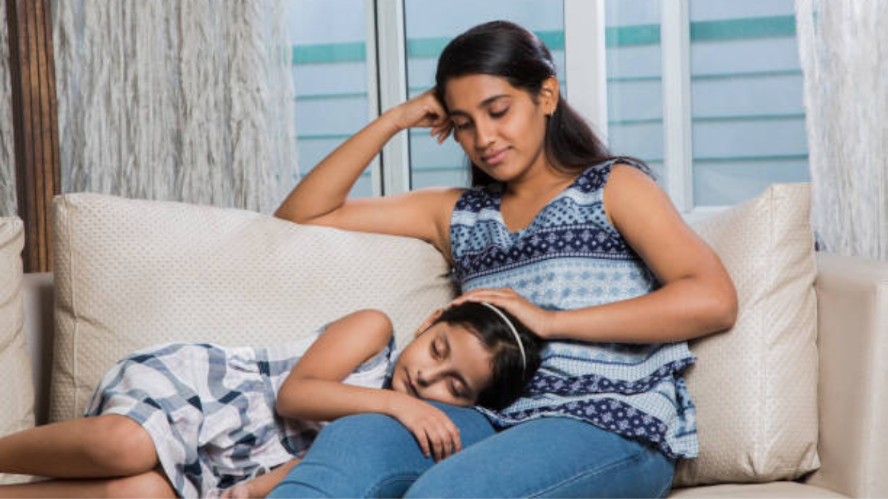 तुमचं मूलही झोपेत बडबडतंय का? स्लीप टॉकचे कारण जाणून घ्या कोणता मानसिक त्रास तर नाही