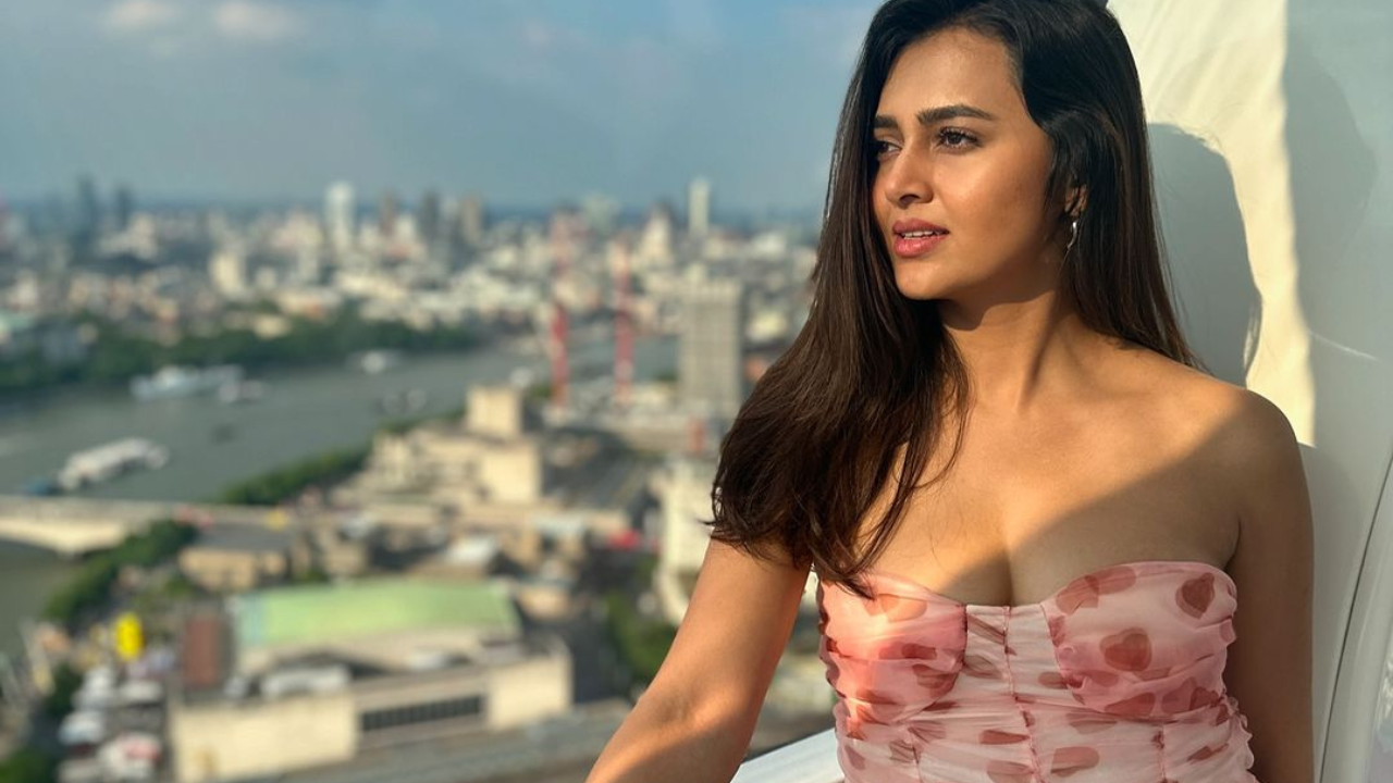 तेजस्वीने ऑफशोल्डर अबोली रंगाचा ड्रेस घातला असून ती यामध्ये एखाद्या बाहुलीसारखी दिसत आहे 