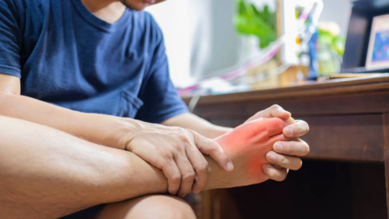युरिक ॲसिडच्या रुग्णांसाठी एक सोपा उपाय (फोटो सौजन्य - iStock)
