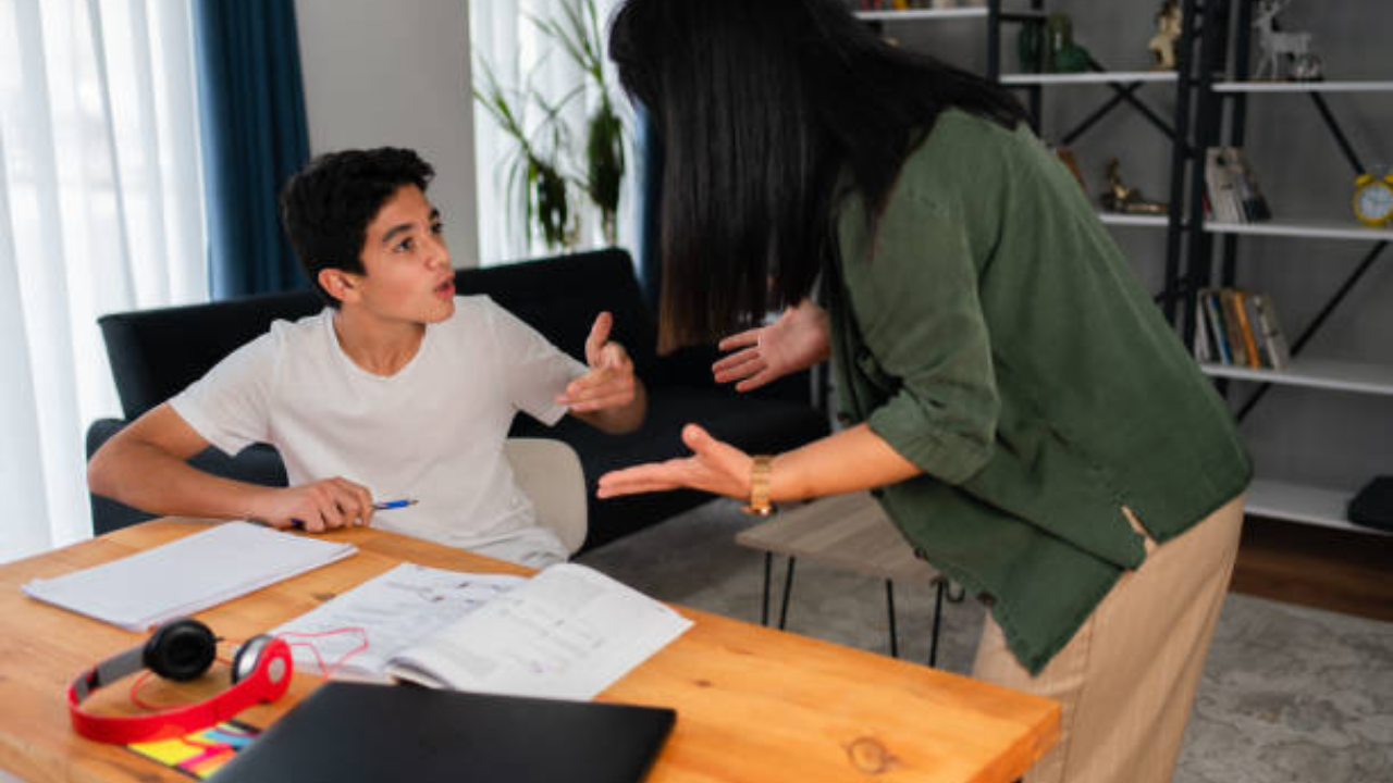 मुलांमध्ये सतत होणारी चिडचिड (फोटो सौजन्य - iStock)