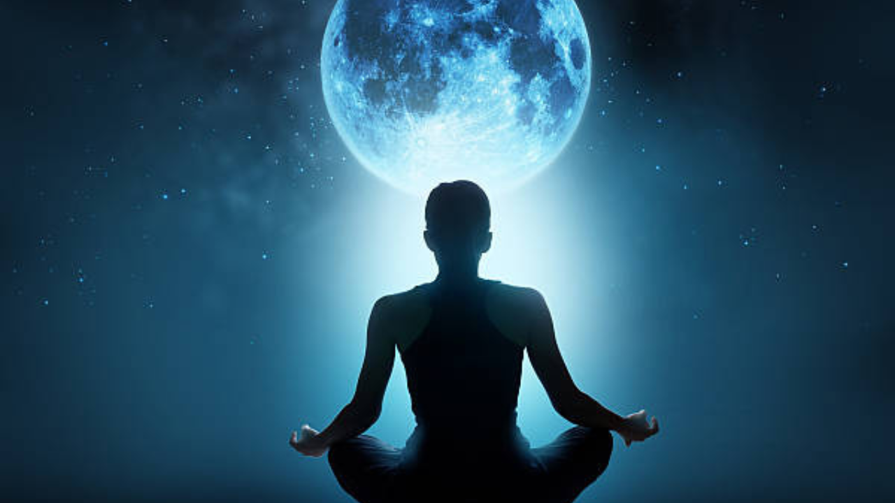 योग करण्याचे फायदे (फोटो सौजन्य - iStock)