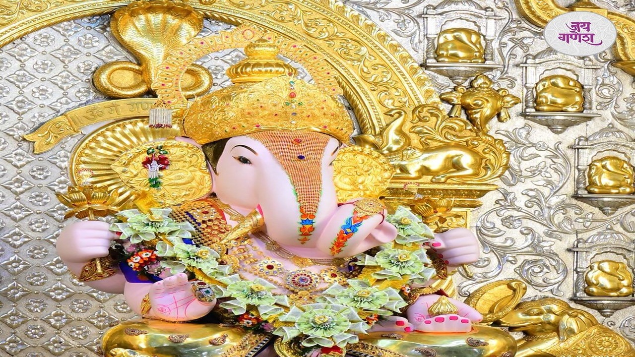 श्रीमंत दगडूशेठ गणपती मंदिराला फुलांची सजावट करण्यात आली आहे. 