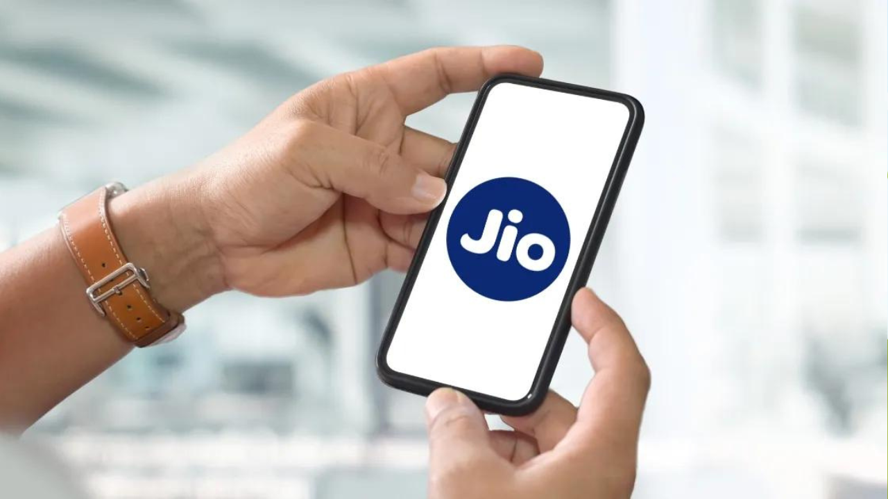 JIO युजर्ससाठी खुशखबर! वार्षिक रिचार्ज प्लॅनमध्ये कंपनीने केले मोठे बदल