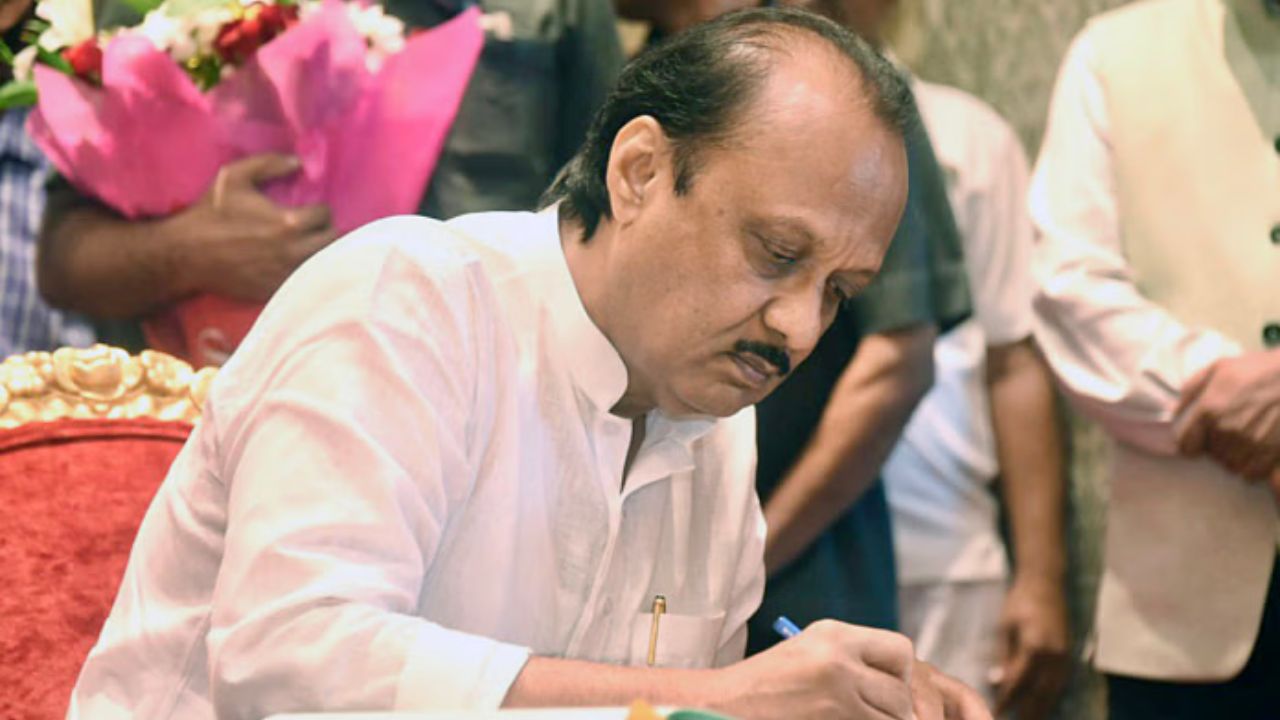 राष्ट्रवादी काँग्रेसचे ज्येष्ठ नेते शरद पवार यांचे ज्येष्ठ बंधू अजित पवार यांची राजकीय कारकीर्द 1982 च्या सहकार निवडणुकीने सुरू झाली. 1982 नंतर मोठे वळण तेव्हा आले जेव्हा अजित पवार 1991 मध्ये पुणे जिल्हा सहकारी बँकेचे अध्यक्ष म्हणून निवडून आले. त्यानंतर अजित पवारांनी मागे वळून पाहिले नाही.