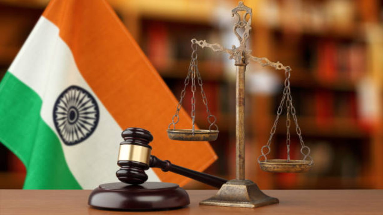 एखाद्या व्यक्तीला एखाद्या गुन्ह्याच्या आरोपाखाली अटक होणार असल्याचा संशय असल्यास अटकपूर्व जामिनासाठी अर्ज केला जातो. जर एखाद्या व्यक्तीला असे वाटत असेल की त्याला अशा गुन्ह्यात अडकवले जाऊ शकते जे त्याने कधीही केले नाही . या काळात त्याला अटकपूर्व जामीन मंजूर होऊ शकतो. अटकपूर्व जामीनाला इंग्रजीमध्ये अँटिसिपेटरी बेल म्हणतात.