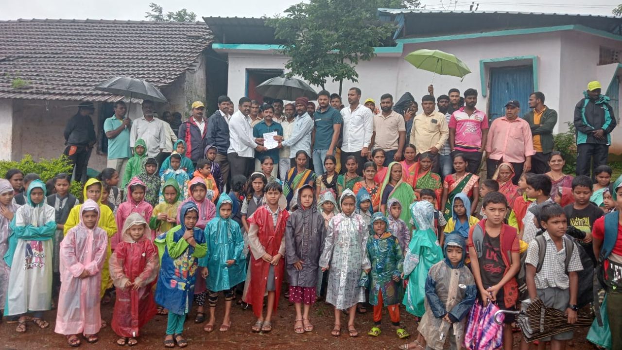 शिक्षकांसाठी गावकरी राहिले उभे; शिक्षकांच्या बदली रद्दसाठी सोंडोली ग्रामस्थांनी प्राथमिक शाळेला ठोकले टाळे