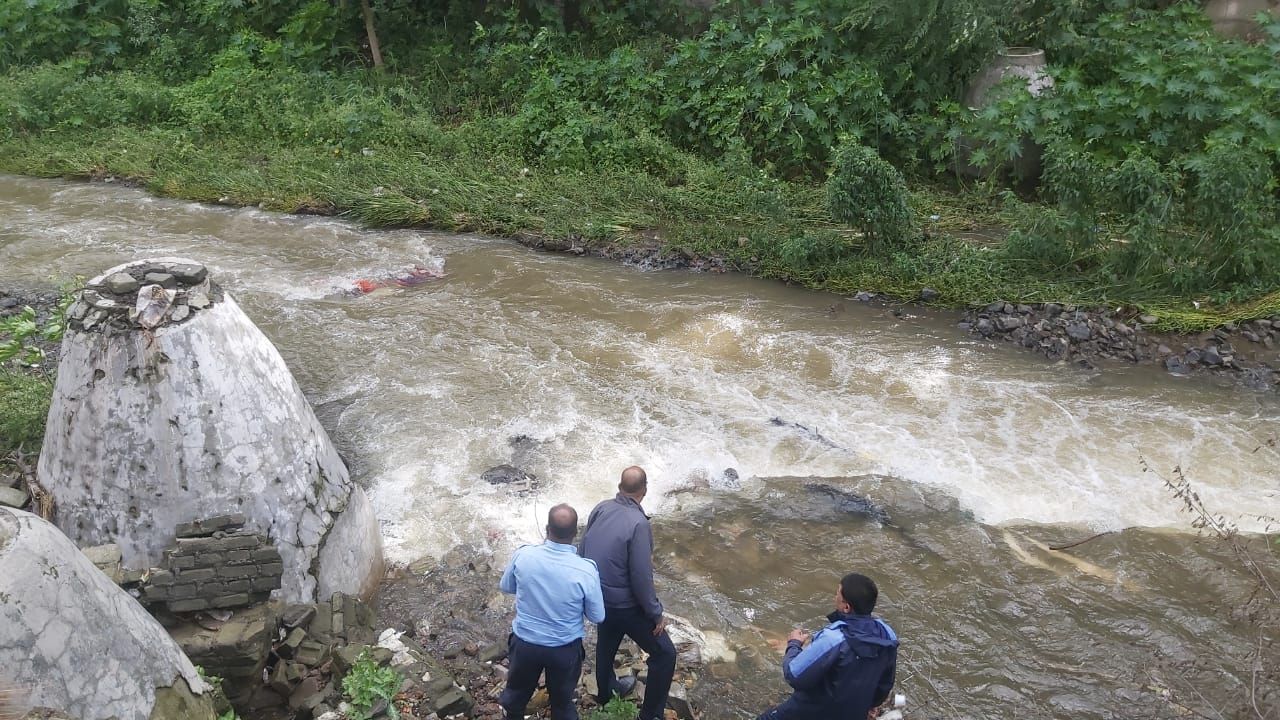कात्रजमध्ये तरुण गेला पाण्यात वाहून; अग्निशमन दलाच्या जवानांनी मृतदेह काढला बाहेर
