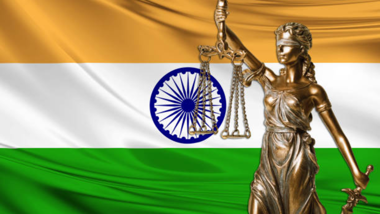 कोर्टाने हजर राहण्याचे आदेश दिल्यानंतर संबंधित व्यक्तिला तात्काळ कोर्टात हजर राहण्याच्या अटीवर जामीन मंजूर केला जातो.