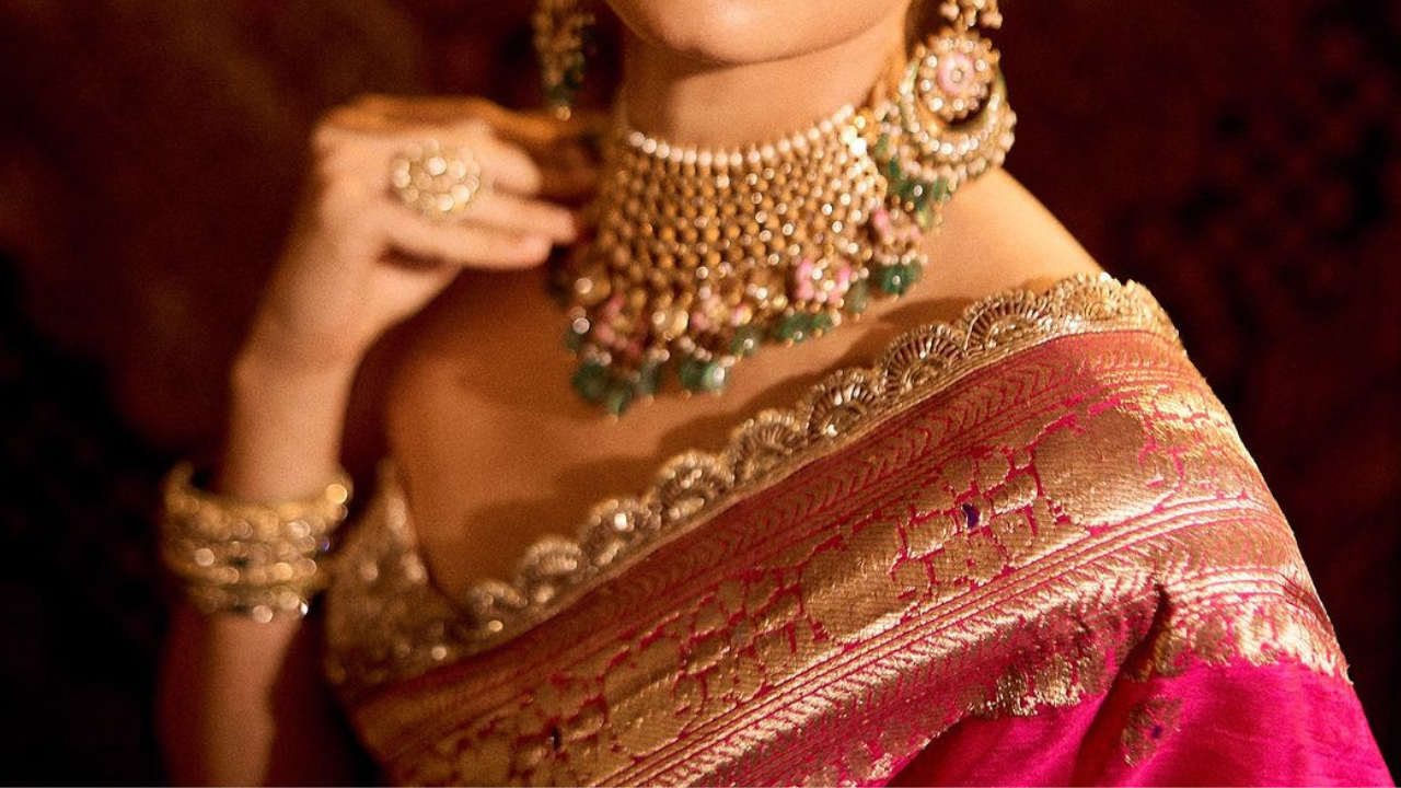 आलियाने यावर अत्यंत सुंदर अशा दागिन्यांची निवड केली आहे. ग्रीन एमराल्ड आणि पांढऱ्या रंगाचे हिरे असलेली हे जुलरी आलियाने या साडीवर घातली आहे. 