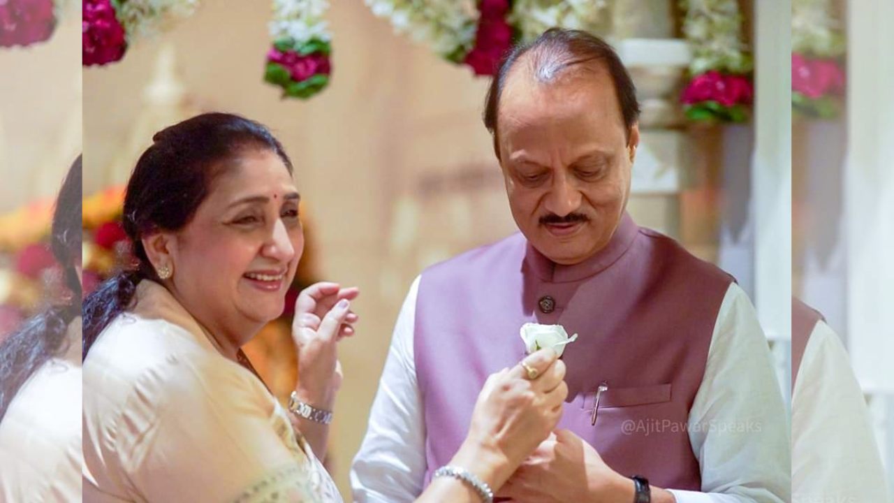 अजित पवार यांचा आज वाढदिवस असल्याने त्यांना त्यांच्या पत्नी खासदार सुनेत्रा पवार यांनी देखील खास शुभेच्छा दिल्या आहेत. सुनेत्रा पवार यांना अजित पवार यांना पांढरे गुलाब दिले