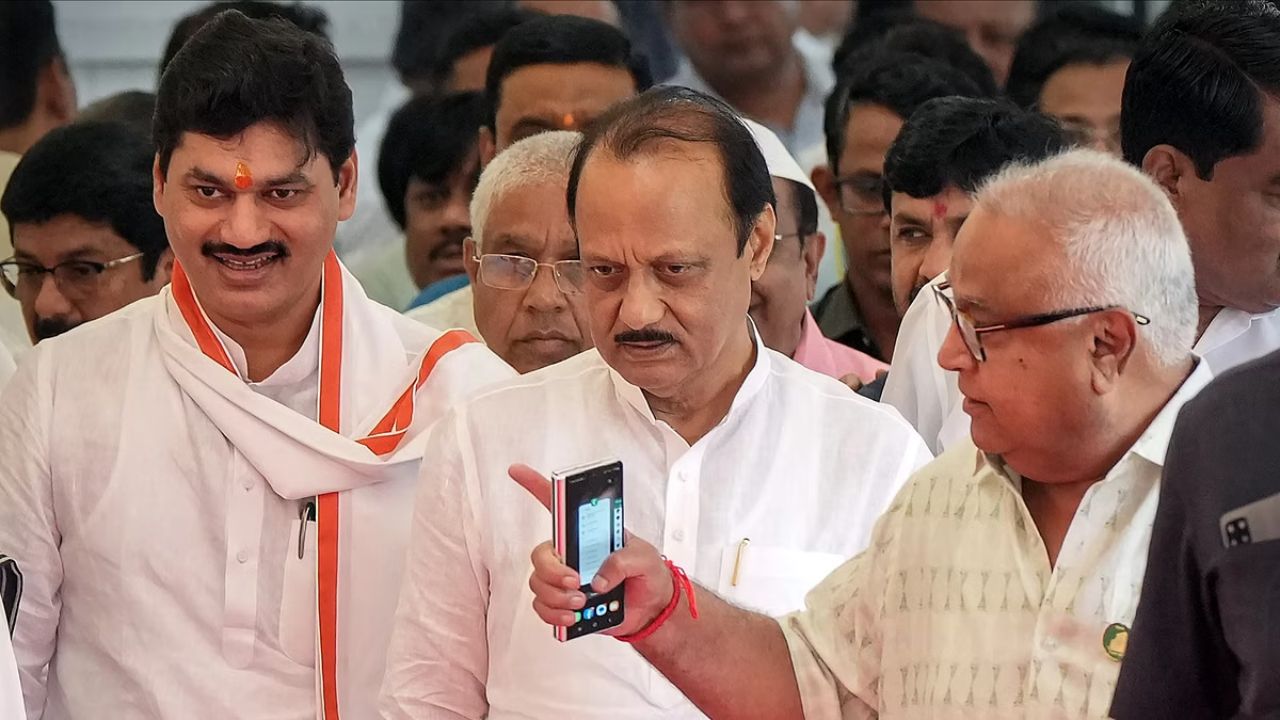  महाराष्ट्रातील राजकारणावर चांगली पकड असलेला नेता म्हणूनही अजित पवार यांना ओळखले जाते. पण ही ओळख त्यांना सहजासहजी नक्कीच मिळाली नाही. काका शरद पवार यांच्या सावलीत राहून देखील स्वतःची स्वतंत्र ओळख निर्माण करण्यात ते यशस्वी ठरले आहेत. 