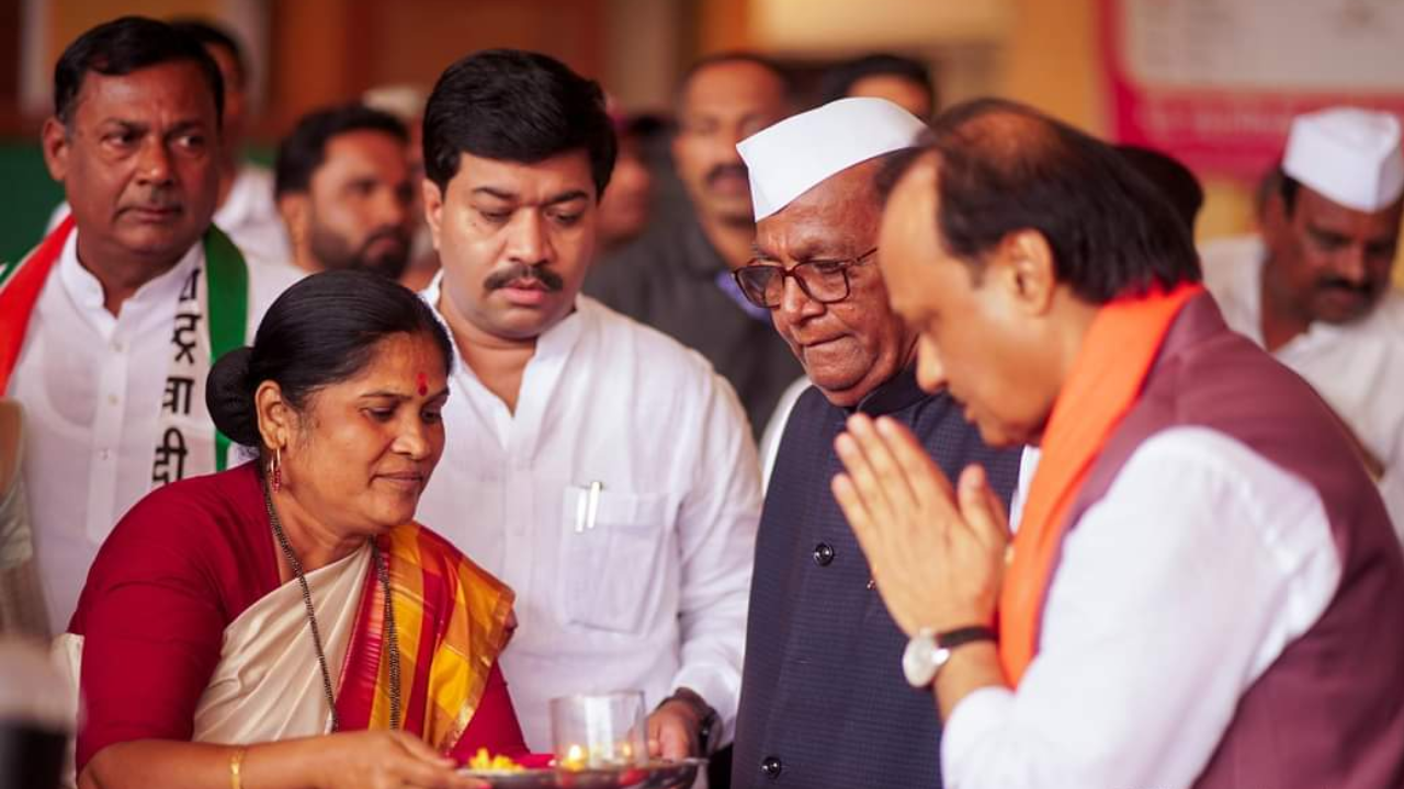 वाढदिवसाच्या दिवशी अजित पवार यांनी रांजणगाव गणपतीला भेट दिली. यावेळी त्यांनी बाप्पाचे दर्शन घेतले. यावेळी गावातील महिलांनी त्यांचे औक्षण केले