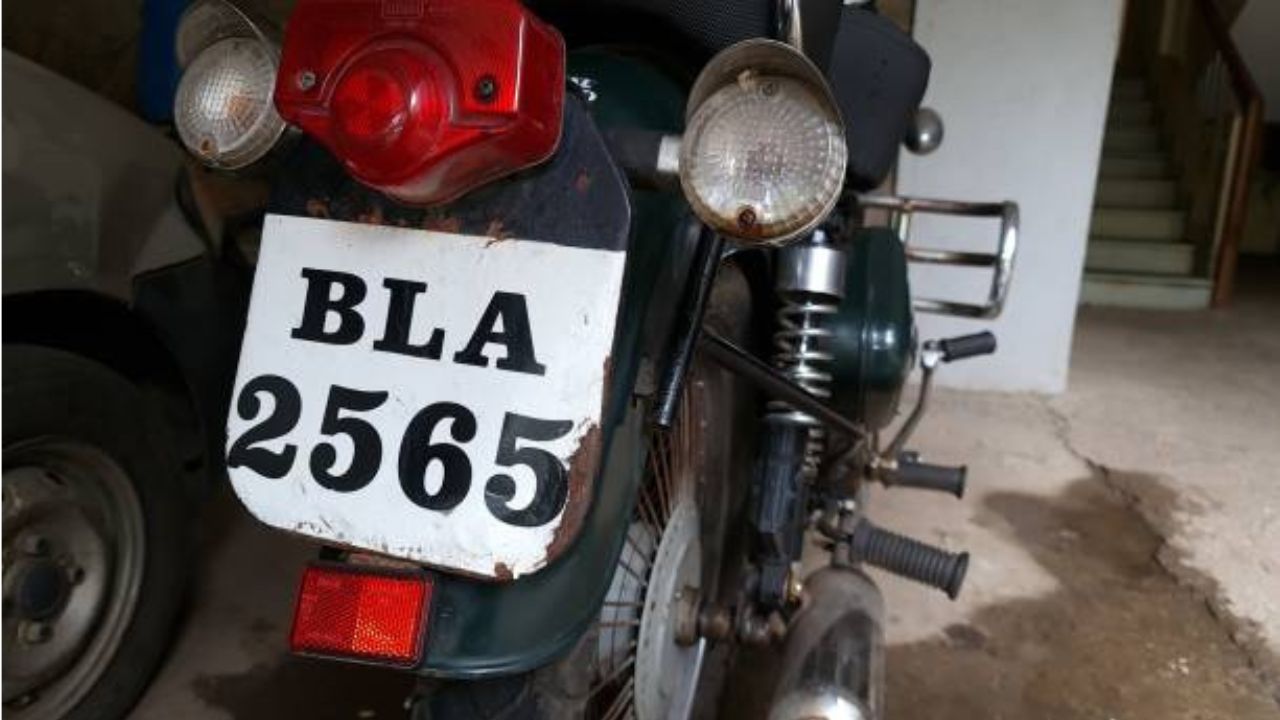 मानक आकार आणि फॉन्टपेक्षा भिन्न असलेल्या नंबर प्लेट्स असणे बेकायदेशीर आहे आणि तुम्हाला दंड भरावा लागेल. त्यामुळे हे असे काम करू नका नाही तरी तुमची बाईक जप्त केली जाऊ शकते. 
