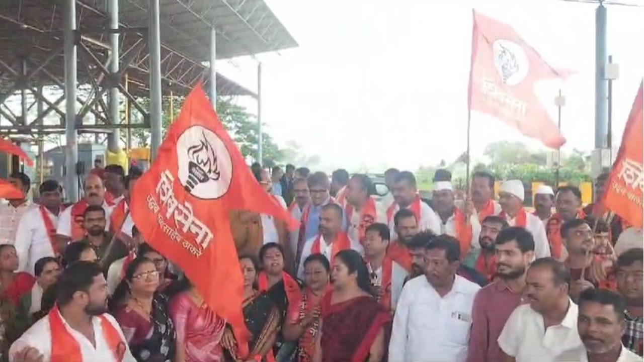 मुंबई नाशिक आग्रा महामार्गावरील खड्ड्यांचा प्रश्न मार्गी लावण्यासाठी ठाकरे गट आक्रमक