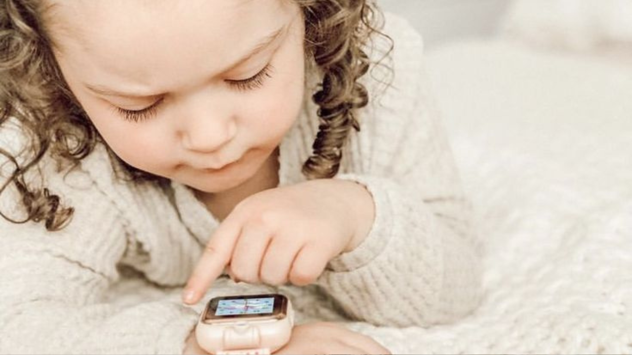 Apple चे हे फीचर पालकांना त्यांच्या मुलांच्या सुरक्षिततेची काळजी घेण्यासाठी उपयुक्त ठरणार आहे. Apple Watch For Your Kids मुलांच्या सुरक्षिततेशी संबंधित एक फीचर आहे. हे फीचर आता भारतातही उपलब्ध होणार आहे. 