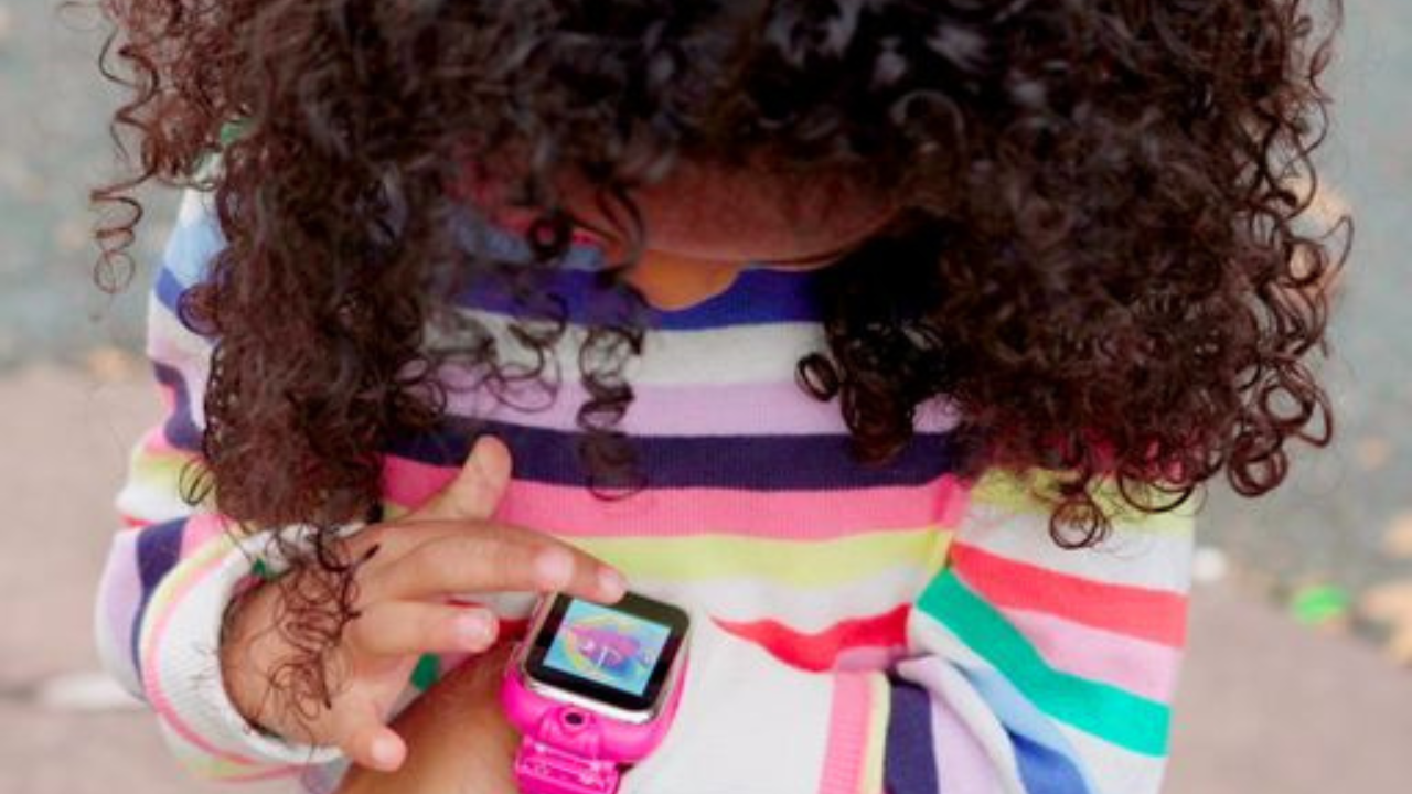 Apple Watch For Your Kids फीचरमुळे पालक आपल्या मुलांच्या संपर्कात राहू शकतात, असा कंपनीने दावा केला आहे. मुले घराबाहेर जात असतील तर ते कोणत्या ठिकाणी आहेत, याची माहिती या फीचरच्या माध्यमातून पालकांना मिळणार आहे. 