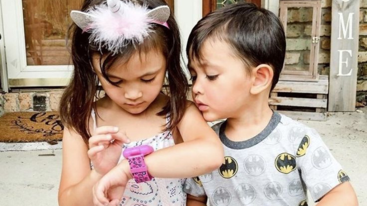 Apple ने लहान मुलांच्या सुरक्षेसाठी एक खास फीचर लाँच केलं आहे. Apple Watch For Your Kids असं या फीचरचं नाव आहे. हे फीचर Apple Watch SE, Apple Watch 4 आणि यानंतरच्या मॉडेलमध्ये उपलब्ध असणार आहे. 