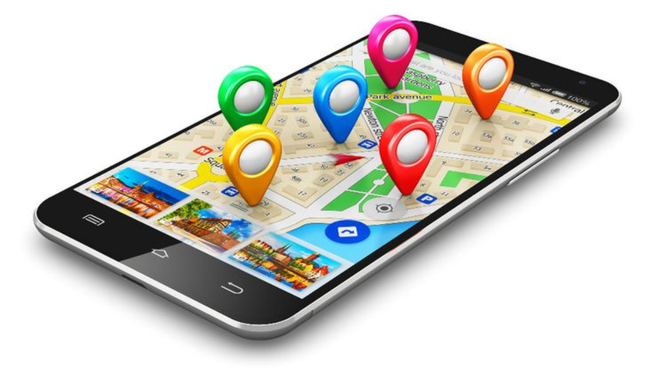 Google Maps आणि Ola Maps दोन्ही डिजिटल मॅपिंग आणि नेव्हिगेशन सेवा आहेत. Ola Maps मध्ये भारताविषयी अधिक स्थानिक माहिती दिली आहे. भारतीय वैशिष्ट्ये लक्षात घेऊन हे मॅप्स तयार करण्यात आलं आहे. Google Maps मध्येही अनेक फिचर्स दिलेली आहेत पण त्यात काही स्थानिक गोष्टींचा अभाव आहे.