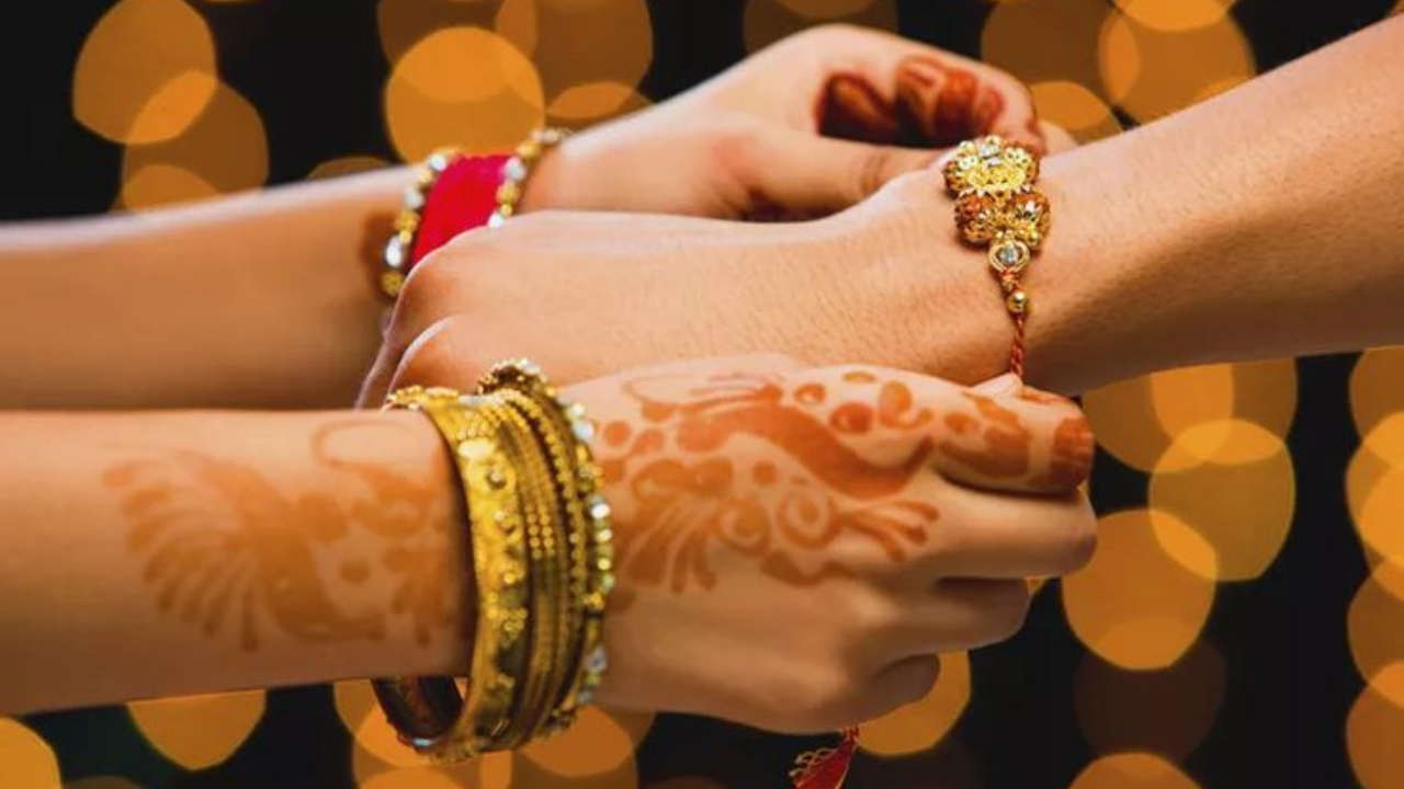 1800Giftportal एक गिफ्ट पोर्टल आहे ज्यामध्ये तुम्हाला राखी किंवा कोणतीही भेटवस्तू केवळ देशातच नाही तर परदेशातही पाठवण्याचा पर्याय मिळतो. यासाठी तुम्हाला फक्त पोर्टलवर जाऊन तुमच्या आवडीची राखी आणि गिफ्ट निवडावं लागेल. 
