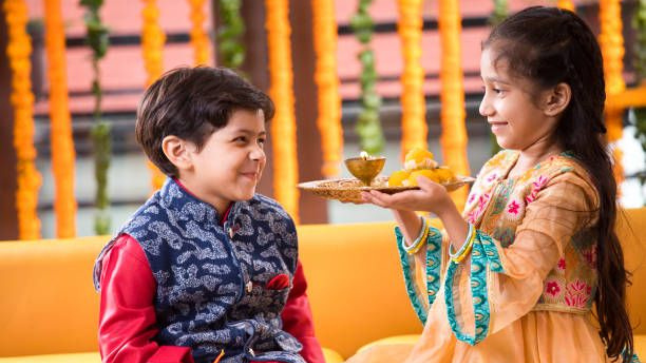 Rakhi.com हा तुमच्यासाठी पाचवा सर्वोत्तम पर्याय असू शकतो. या वेबसाइट्सवरून तुम्ही भारतात बसून US, UK, कॅनडा येथे राखी पाठवू शकता. यासोबतच तुम्हाला कोणतीही भेटवस्तू द्यायची असेल तर तुम्ही या वेबसाइटची मदत घेऊ शकता. 