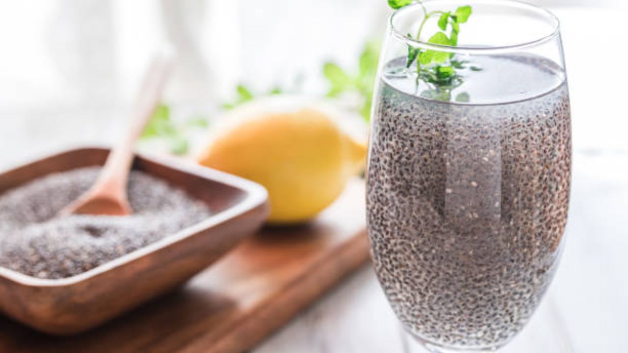 चिया सीड्स पाण्यात टाकल्यावर फुगतात आणि त्यांचा आकार दुप्पट होतो. पुरेसे पाणी न पिल्यास अन्ननलिकेमध्ये या बिया अडकू शकतात.