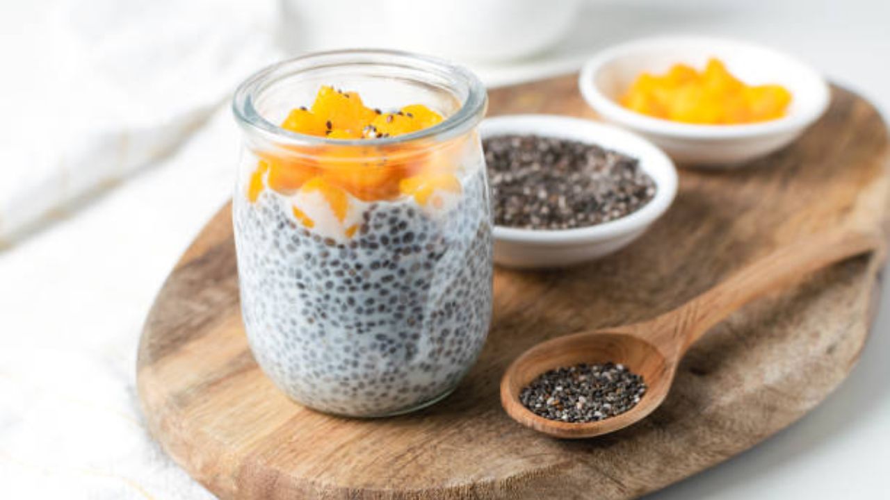 चिया सीड्स वजन नियंत्रित ठेवण्यास मदत करते. परंतु या बियांचे जास्त प्रमाणात सेवन केल्याने शरीरातील कॅलरीचे प्रमाण वाढू शकते. ज्यामुळे वजन कमी न होता वाढते. 