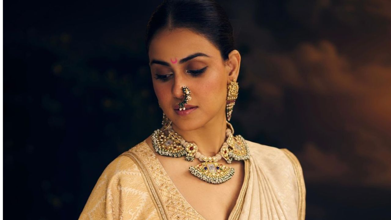 जेनीलियाने या पांढऱ्या हिमरु साडीवर नाकात नथ आणि कपाळावर चंद्रकोर टिकली परिधान केली होती त्यामुळे ती अस्सल मराठी मुलगी वाटत होती. त्याच्या या लुकने सगळ्याच्या नजर तिच्या कडे खेळल्या होत्या. 