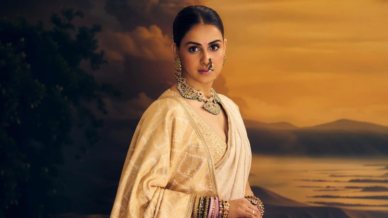 या सगळ्यासह तिने केसात सुंदर मोगऱ्याचा गजरासुद्धा मळाला आहे. जेनीलियाने या पोशाखात खूप सुंदर आणि आकर्षित दिसत आहे. 
