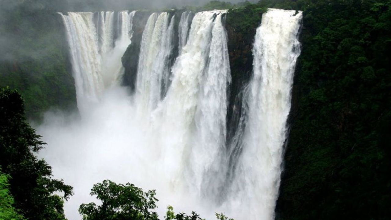 जोग फॉल्स एक असे ठिकाण आहे, जिथे धबधब्याला भेट दिल्याशिवाय कर्नाटकचा प्रवास पूर्ण मानला जात नाही. हा येथील सर्वात उंच धबधबा आणि भारतातील दुसऱ्या क्रमांकाचा सर्वात उंच धबधबा आहे. हा धबधबा चार धबधब्यांचा मिळून बनलेला असून हवामान स्वच्छ असताना सहज पाहता येतो.